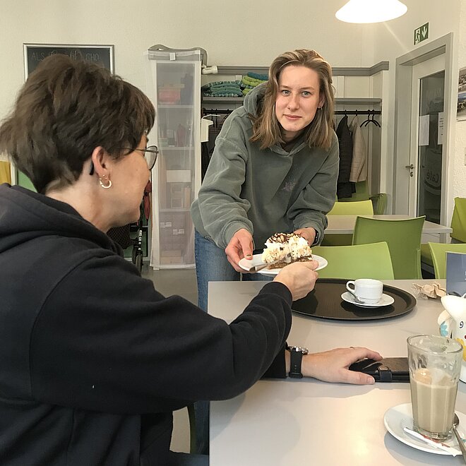 Zoe Kopp hilft bei ihrem FSJ im Bürgertreff Gambrinus häufig auch im Rathaus Café aus. (Foto: Zoe Kopp)